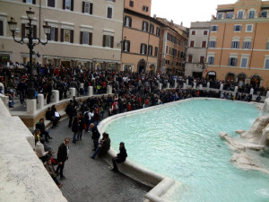 Trevi Fountain crowd