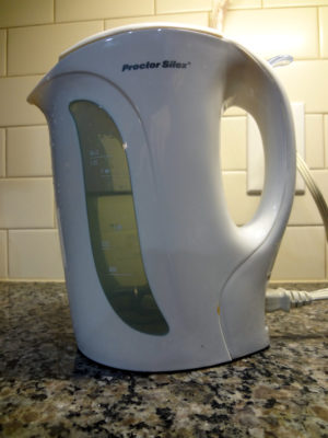 Electric kettle for cooking the water.